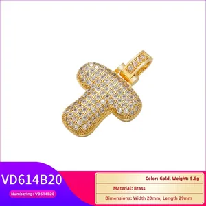 Vue macro du pendentif Hip-Hop Lettre T en laiton doré avec micro-pavage de zircons blancs