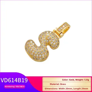 Vue macro détaillée du pendentif lettre en laiton doré 3D avec micro-pave de zircone