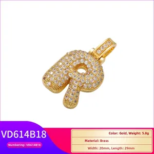 Vue détaillée du pendentif lettre R en laiton doré serti de zircons blancs brillants