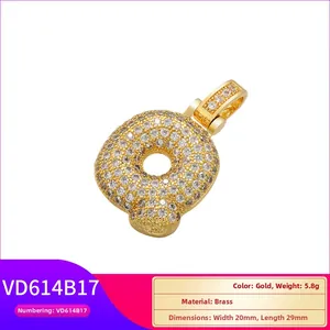 Vue détaillée du pendentif lettre Q en laiton doré avec zircone cubique et dimensions