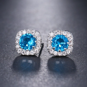 Elegante vierkante oorknopjes met blauwe edelsteen en halo van witte zirkonia steentjes