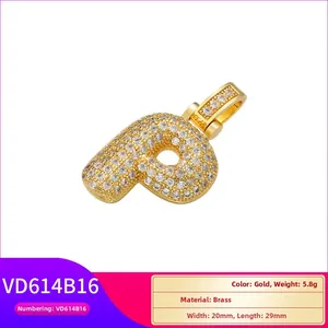 Vue détaillée du pendentif lettre P en laiton doré avec incrustations de zircon