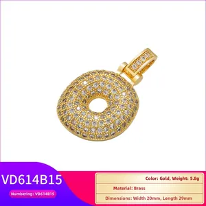 Vue détaillée d'un pendentif rond de 20mm en laiton doré serti de zircone cubique