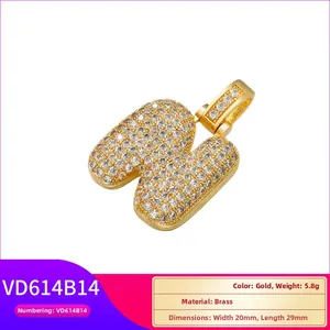 Détail du pendentif lettre W bulle 3D en laiton avec micro-pavage de zircons blancs