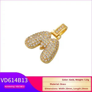 Vue détaillée du pendentif lettre W en laiton doré serti de zircons blancs brillants