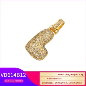 Vue macro du pendentif gant de boxe en laiton doré orné de pierres de zircone cubique