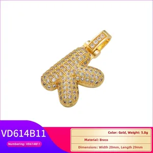 Détail du pendentif lettre K en laiton doré orné de pierres en oxyde de zirconium