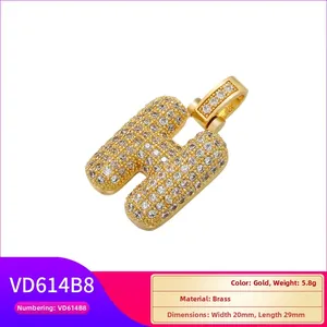 Vue détaillée du pendentif lettre H en laiton doré avec micro-pavage de zircons blancs