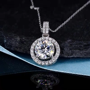 Nahaufnahme der Halo-Halskette mit brillantgeschliffenem Hauptstein und Silberkette