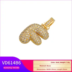 Gros plan du pendentif en laiton doré serti de zircones avec détails des dimensions 29 mm