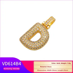 Vue détaillée du pendentif lettre D majuscule en laiton doré avec pierres de zircon blanc