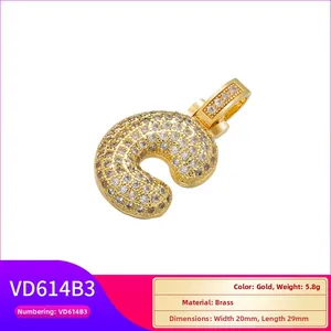 Macro d'un pendentif lettre C en laiton doré pavé de zircons avec détails de dimensions
