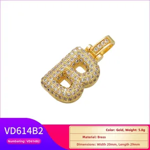 Vue détaillée du pendentif lettre B dorée avec oxydes de zirconium sur laiton