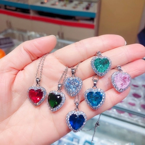 Elegante Halskette mit herzförmigem Zirkonia-Anhänger in verschiedenen Kristallfarben und Silberkette