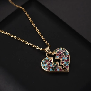 Dettaglio macro del ciondolo a cuore spezzato con zirconi multicolori placcato oro 18K