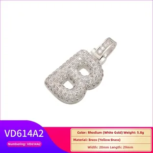 Détail du pendentif lettre B hip hop en laiton rhodié serti de zircons cubiques brillants