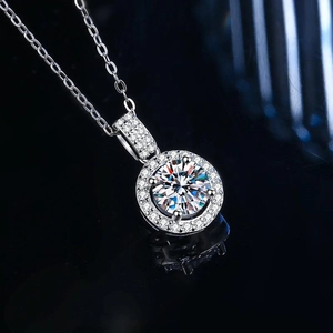 Luxuriöse Halo-Halskette mit brillantem rundem Zirkon und versilberter Kette