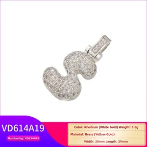 Détail du pendentif chiffre 3 en argent serti de zircons cubiques pour style hip hop
