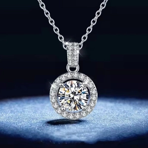 Halskette mit rundem Halo-Anhänger aus Silber und Zirkonia in eleganter Optik