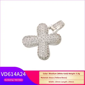 Détail du pendentif croix en rhodium serti de micro-pavés de zircons cubiques blancs