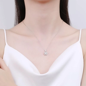 Elegante Halskette aus Sterlingsilber mit brillantem runden Zirkonia-Anhänger an Model