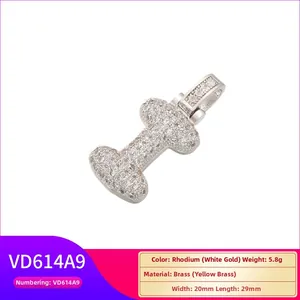 Gros plan du pendentif lettre I en argent avec micro-pavé de zircons sur laiton