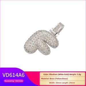 Détail du pendentif lettre E hip-hop serti de zircones avec placage au rhodium fini