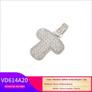 Vue macro du pendentif lettre T en laiton rhodié serti de zircons, dimensions de 20mm par 29mm