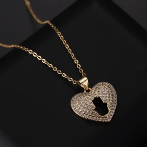 Dettaglio macro del ciondolo a cuore placcato oro 18K con ritaglio Hamsa e intarsio in zircone