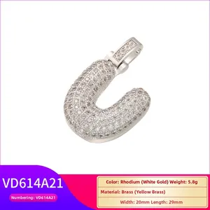 Vue détaillée du pendentif lettre U en laiton rhodié serti de pierres de zircon