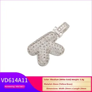 Vue macro montrant les dimensions 20x29mm pour le pendentif lettre K en rhodium serti