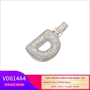 Détail du pendentif lettre D serti de zircons blancs avec finition au rhodium