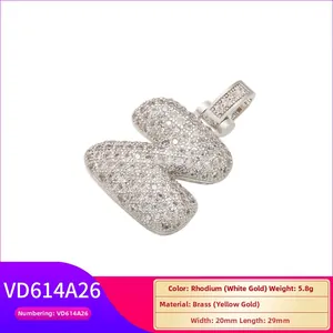 Détail macro du pendentif lettre W en laiton rhodié serti de micro zircons brillants