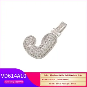 Détail du pendentif lettre J plaqué rhodium serti de zircons cubiques brillants