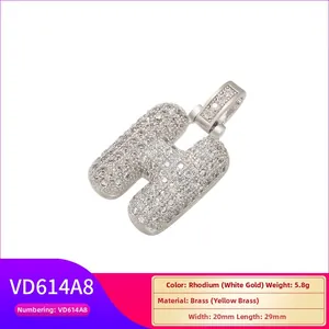 Vue détaillée du pendentif lettre H en argent rhodié avec sertissage micro pavé en laiton