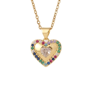 Collana a cuore placcata oro 18K con zirconi colorati e pietra centrale trasparente