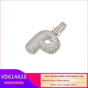 Vue détaillée du pendentif lettre P serti de zircons avec dimensions de 20mm par 29mm