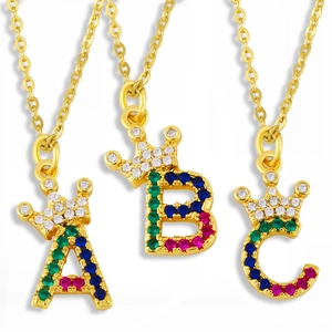 Goldene Kronen-Alphabet-Halsketten mit bunten Zirkonia-Initialen A, B, C für Damen und Herren