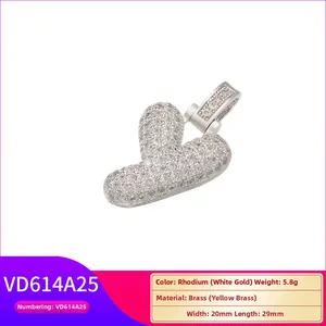 Détail macro du pendentif cœur serti de zircons avec spécifications de poids et taille