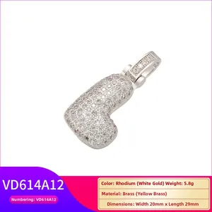 Gros plan du pendentif lettre J plaqué rhodium avec pavage de micro zircons cubiques