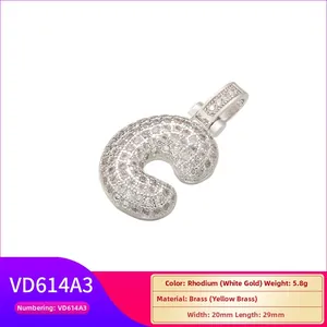 Détail macro du pendentif lettre C en laiton serti de micro-pavé de zircone cubique