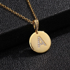 Lujoso collar dorado con colgante letra A y circonitas sobre fondo negro