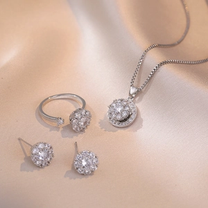 Luxe zirkonia sieradenset met ketting oorbellen en ring op champagnekleurige zijde