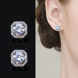 Boucles d'oreilles carrées en zircone avec halo et finition argentée sur le modèle