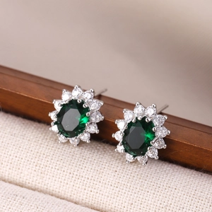 Pendientes de plata con forma de girasol, gema verde ovalada y circonitas blancas brillantes