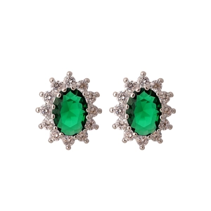 Pendientes de flores elegantes con esmeralda verde ovalada y circonitas radiantes