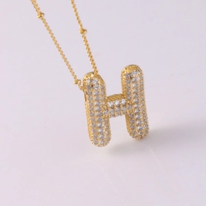 Collana con pendente a lettera H bombata in oro con pavé di zirconi cubici lucidi