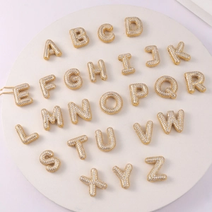Set di 26 ciondoli con lettere iniziali dorati in ottone con zirconi micro-pave lucidi
