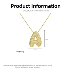 Makro-Ansicht des goldenen Ballon-Anhängers Buchstabe 'A' mit Zirkonia-Inlay und Maßtabelle