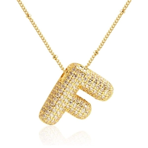 Dettaglio del ciondolo a lettera F 3D con pavé di zirconi su catena dorata